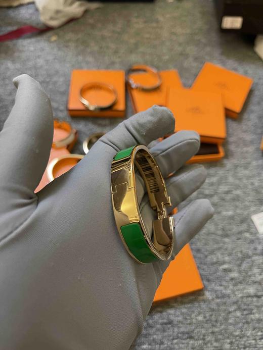 如图爱马仕H原单手镯，珐琅+合金，正品材质一样，样板清仓，有盒子，17厘米以下手围可戴，原价299 商品图3