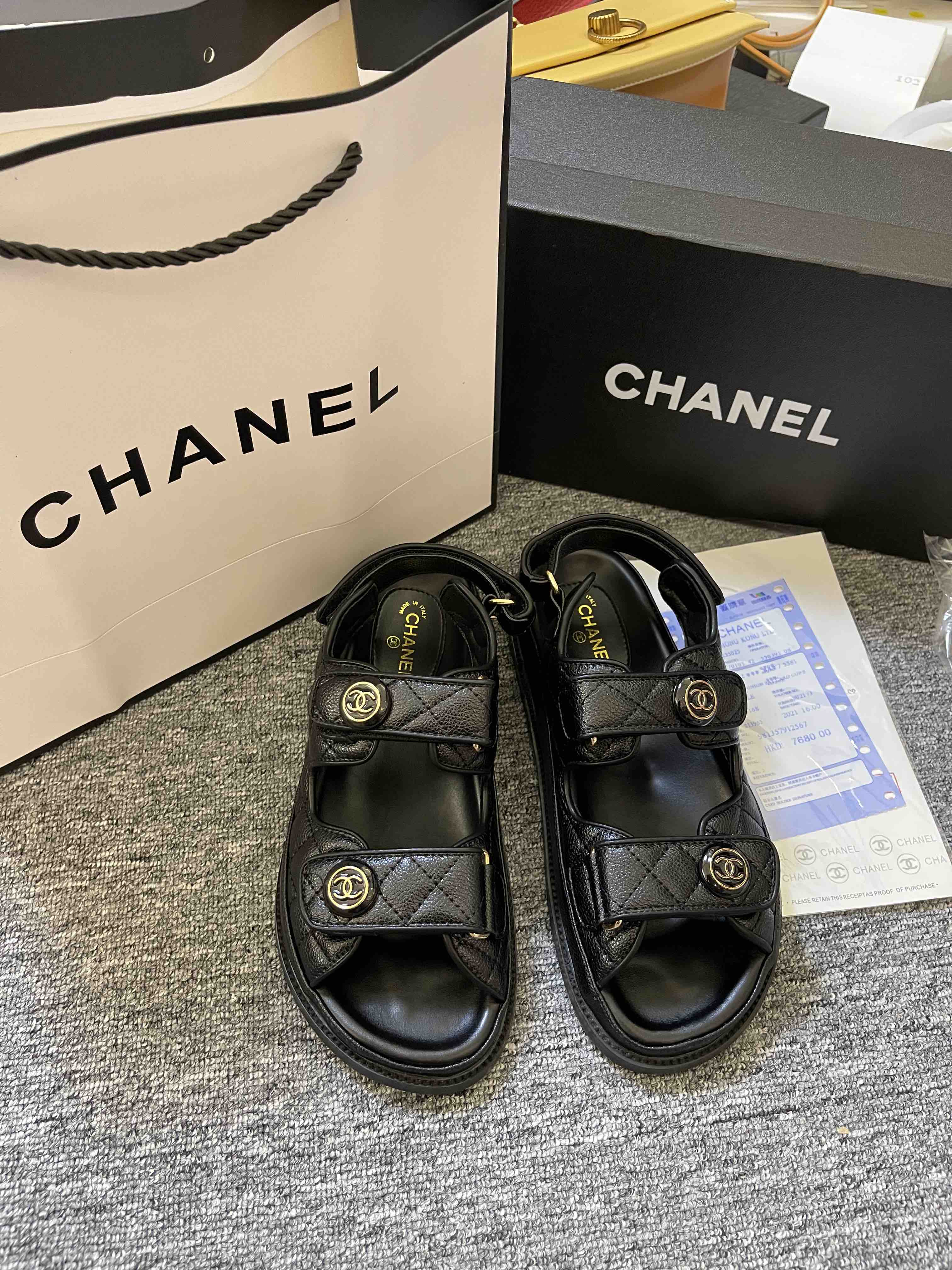 香奈儿经典款凉鞋，配全套包装，橡胶底耐磨防滑，鞋面牛皮耐穿舒适，清仓特价处理🉐️，实拍