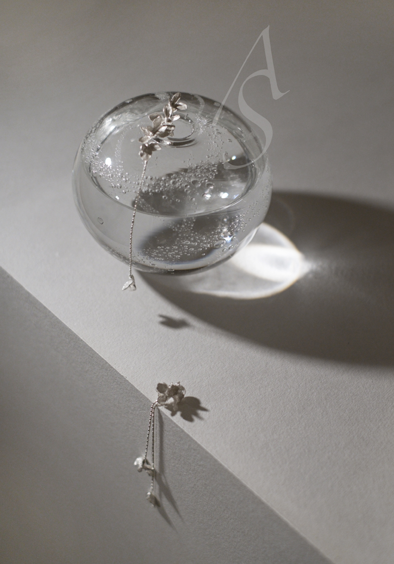 Fireflies  银白色/浅金色紫阳花不对称耳环（一对）