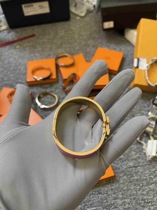 如图爱马仕H原单手镯，珐琅+合金，正品材质一样，样板清仓，有盒子，17厘米以下手围可戴，原价299 商品图3