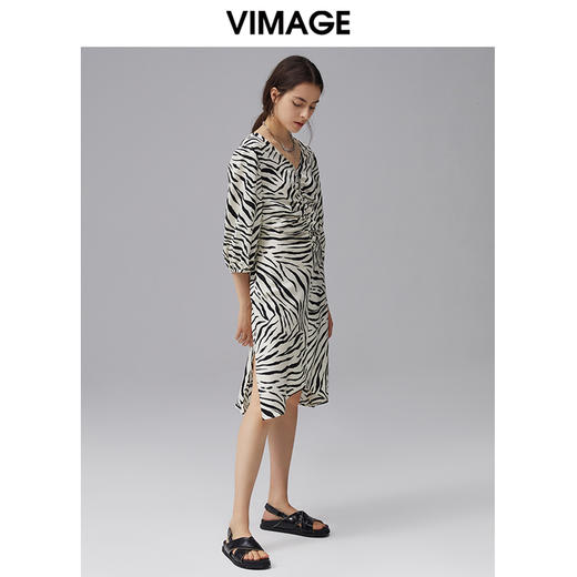 VIMAGE纬漫纪夏季新款V领其七分袖不规则印花连衣裙V1507185 商品图1