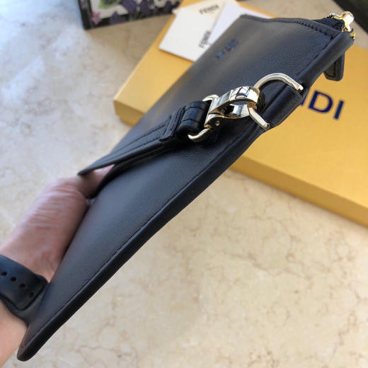 夏日特惠💰350 芬迪手包2120 新款上市，优质的平纹皮手包 商品图5