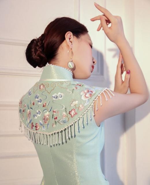 荷言HEYEN 晔夏 进口珠光缎面料+刺绣+钉珠流苏手工高级定制 商品图3