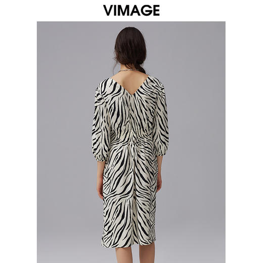 VIMAGE纬漫纪夏季新款V领其七分袖不规则印花连衣裙V1507185 商品图3