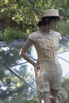 Phaedo  香槟金捏花后系带上衣