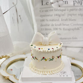 裱花蝴蝶结蛋糕