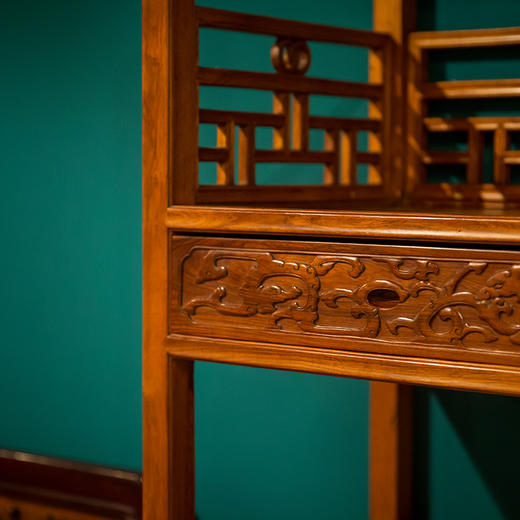 黄花梨雕螭纹带围栏三层架格（一对） 商品图3