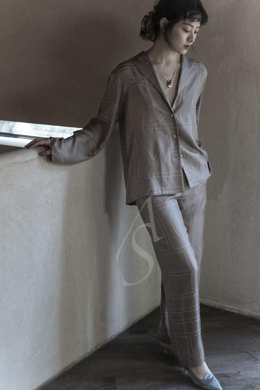 Le Monde Beryl  银灰色缎面/黑色麂皮猫跟鞋 商品图3