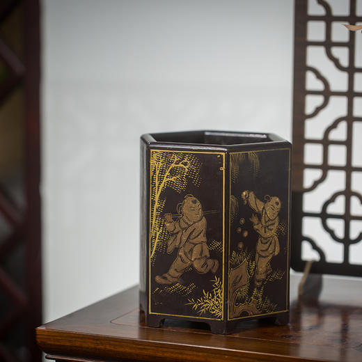 清代 黑漆描金婴戏图六角笔筒 商品图1