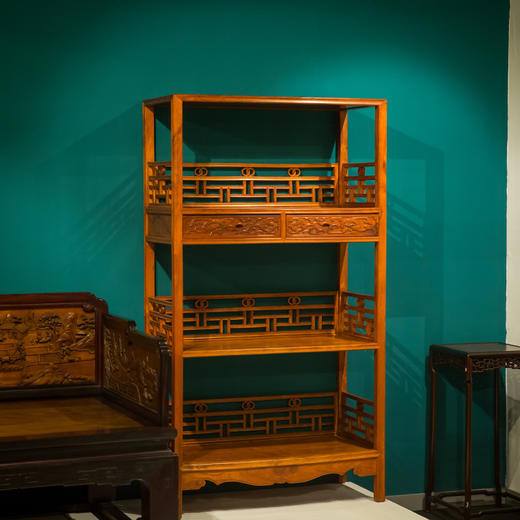 黄花梨雕螭纹带围栏三层架格（一对） 商品图1