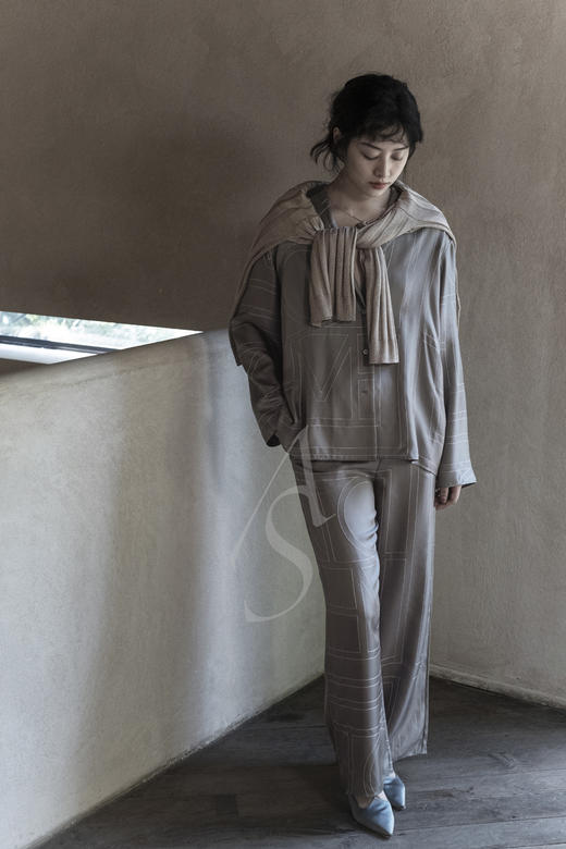 Le Monde Beryl  银灰色缎面/黑色麂皮猫跟鞋 商品图2