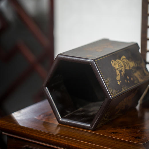 清代 黑漆描金婴戏图六角笔筒 商品图3