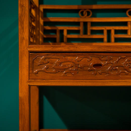 黄花梨雕螭纹带围栏三层架格（一对） 商品图4