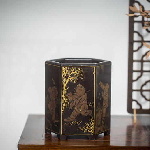 清代 黑漆描金婴戏图六角笔筒 商品图0