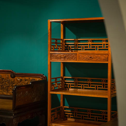 黄花梨雕螭纹带围栏三层架格（一对） 商品图2