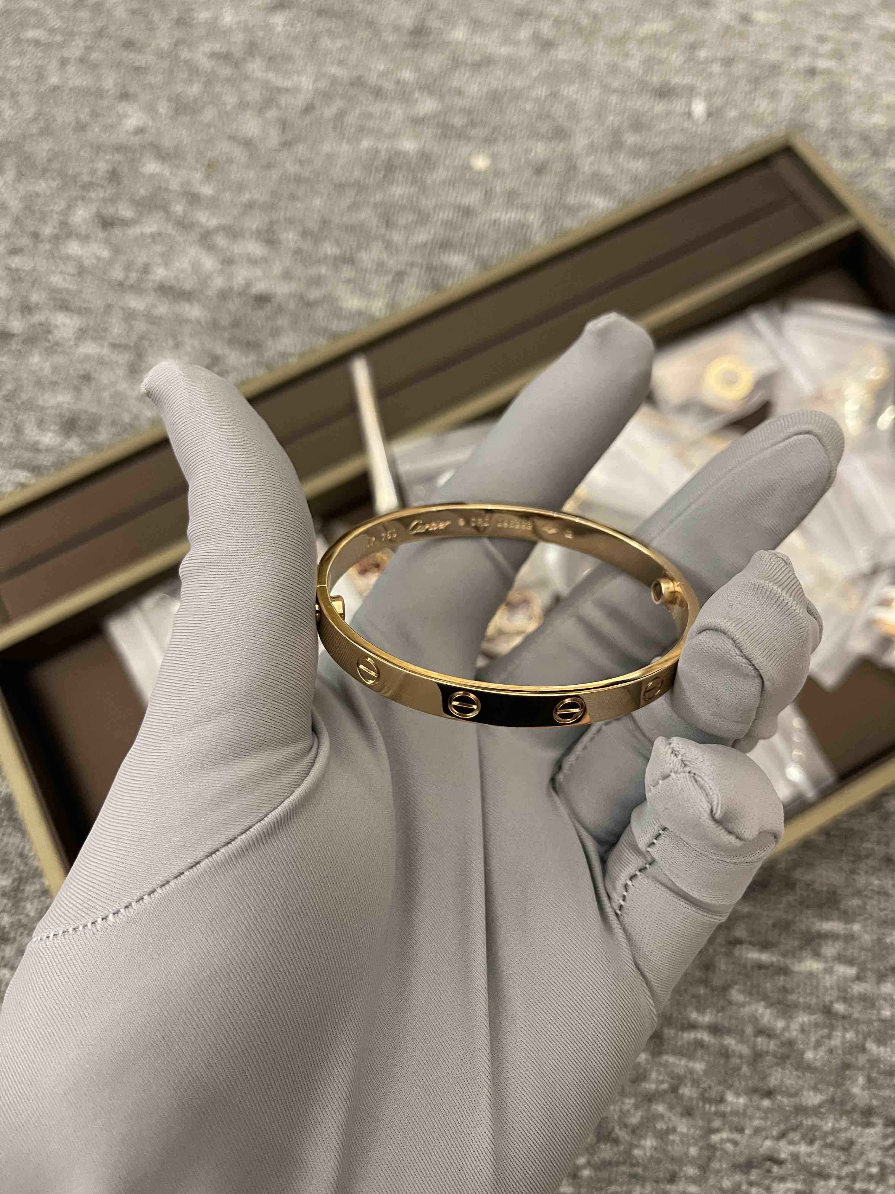 卡地亚经典宽版无钻手镯，乱真精工，高品质，实拍，配全套专柜包装（手围+1.5至2厘米即可）