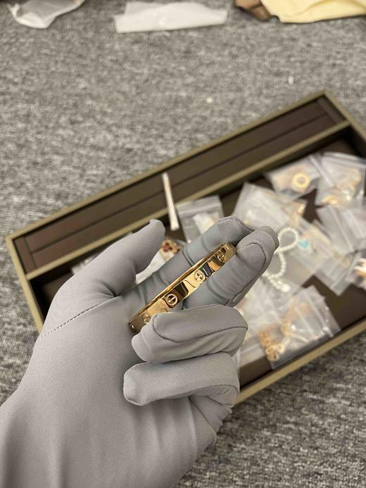 卡地亚经典宽版无钻手镯，乱真精工，高品质，实拍，配全套专柜包装（手围+1.5至2厘米即可） 商品图3