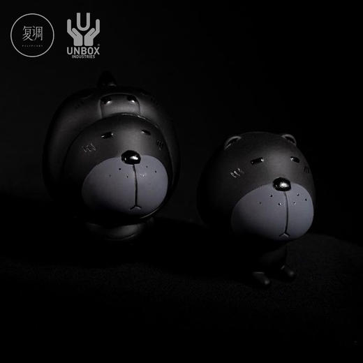 现货 Unbox 无奈熊 亚黑版 搪胶 潮玩 摆件 商品图0