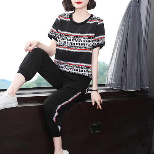 YY  2442时尚钩花条纹运动气质套装 商品图1