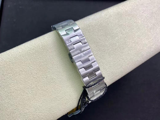 稀缺款【Vacheron Constantin江诗丹顿】
纵横四海系列OVERSEAS女表小号型钢带款——一款极具魅力和旅行精神的女性腕表
【表壳】直径36mm 商品图9