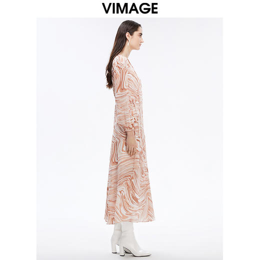 VIMAGE/纬漫纪新款秋季V领系带松紧袖口落肩式印花连衣裙女V1607241 商品图2