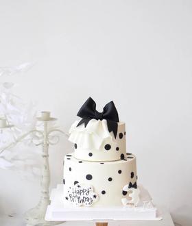 纯色翻糖蝴蝶结蛋糕