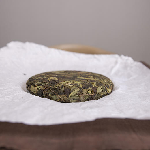 永德大雪山千年古树野生月光白茶2021春200g 手工茶饼 商品图2