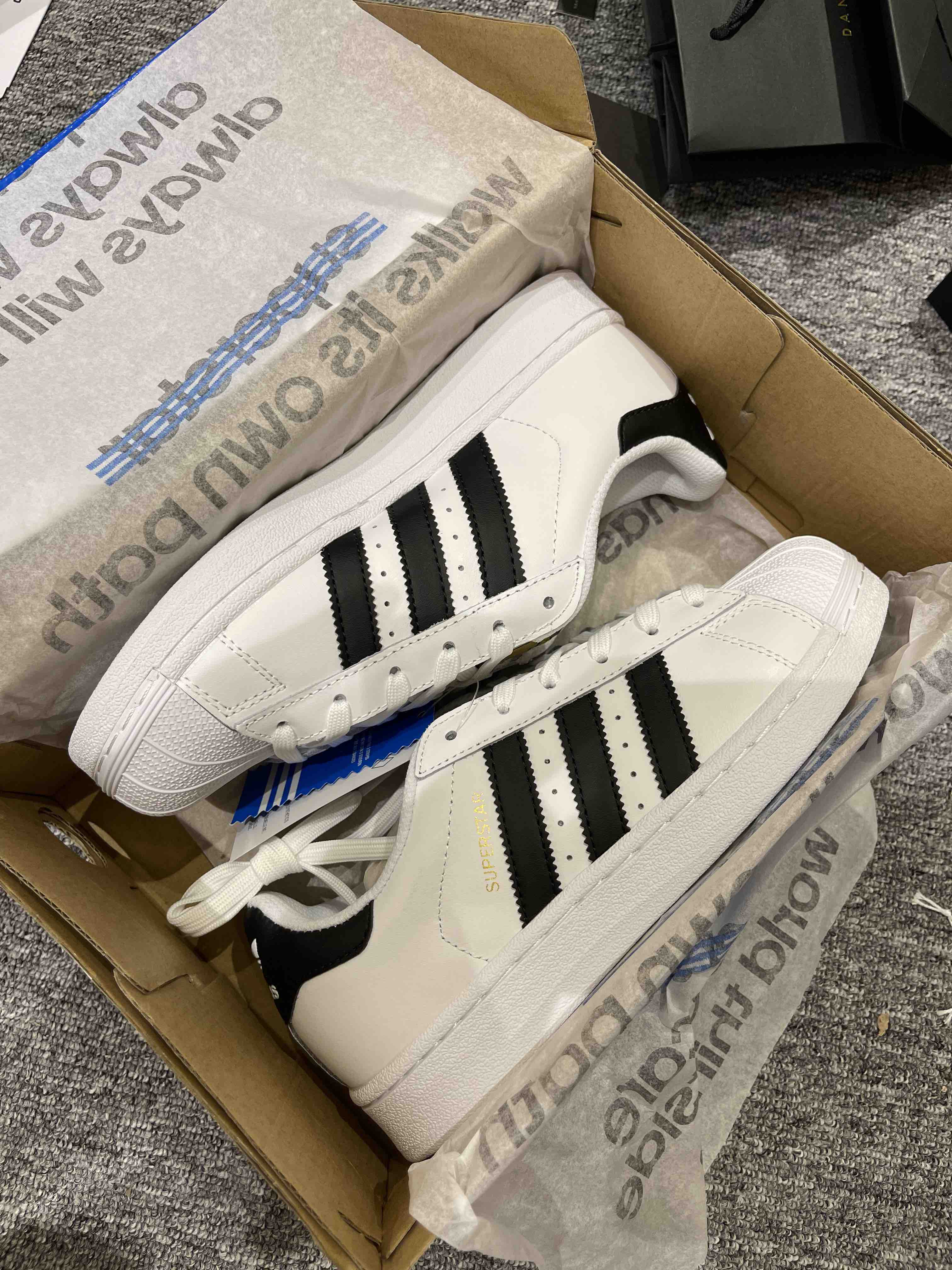 经典阿迪贝壳头，亏本清仓🉐️，不计成本，全部特价处理，全新，有包装！实拍！标准尺码