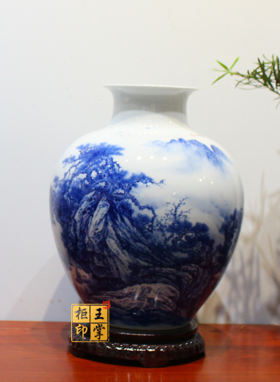 王祖京:工笔青花山水瓶【夏山赏云】