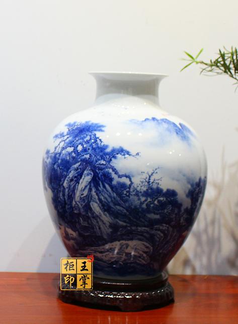 王祖京:工笔青花山水瓶【夏山赏云】 商品图0
