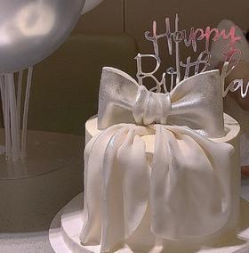 银白色蝴蝶仙女款蛋糕（现在不允许使用银粉，用的都是可使用的翻糖，颜色不是银色，是有点直白的，介意的小姐姐们慎拍哈）