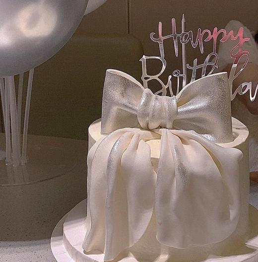 银白色蝴蝶仙女款蛋糕（现在不允许使用银粉，用的都是可使用的翻糖，颜色不是银色，是有点直白的，介意的小姐姐们慎拍哈） 商品图0