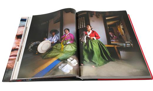 《我们生活在这片土地上——中华五十六民族》陈海汶编著/摄影/上海文化出版社 商品图6
