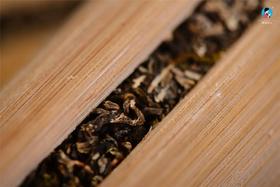 撬茶方法：竹筒茶这么撬，再也不用担心喝不到好茶