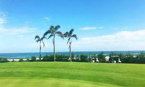 入住海陵岛新开公寓或保利别墅或皇冠假日酒店，保利阳江高尔夫1球1晚850元起，2球1晚1280元起，使用期至2024年6月30号有效！ 商品图1