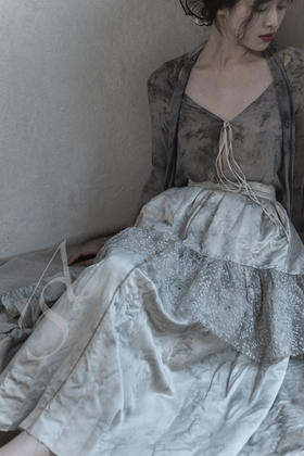 Pengtai 薄雾色刺绣拼接中药染半裙