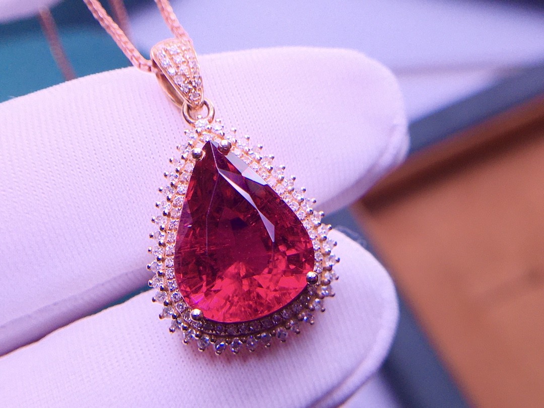 8克拉 天然鸽血红碧玺吊坠