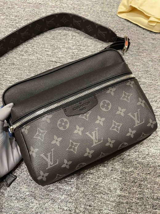 Lv男士邮差包，乱真无压力，细节自己看，老板来省钱，出入专柜无压力 商品图1