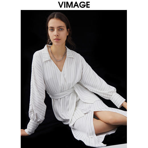 VIMAGE纬漫纪秋季新品优雅条纹显瘦开叉连衣裙VC2107226 商品图0