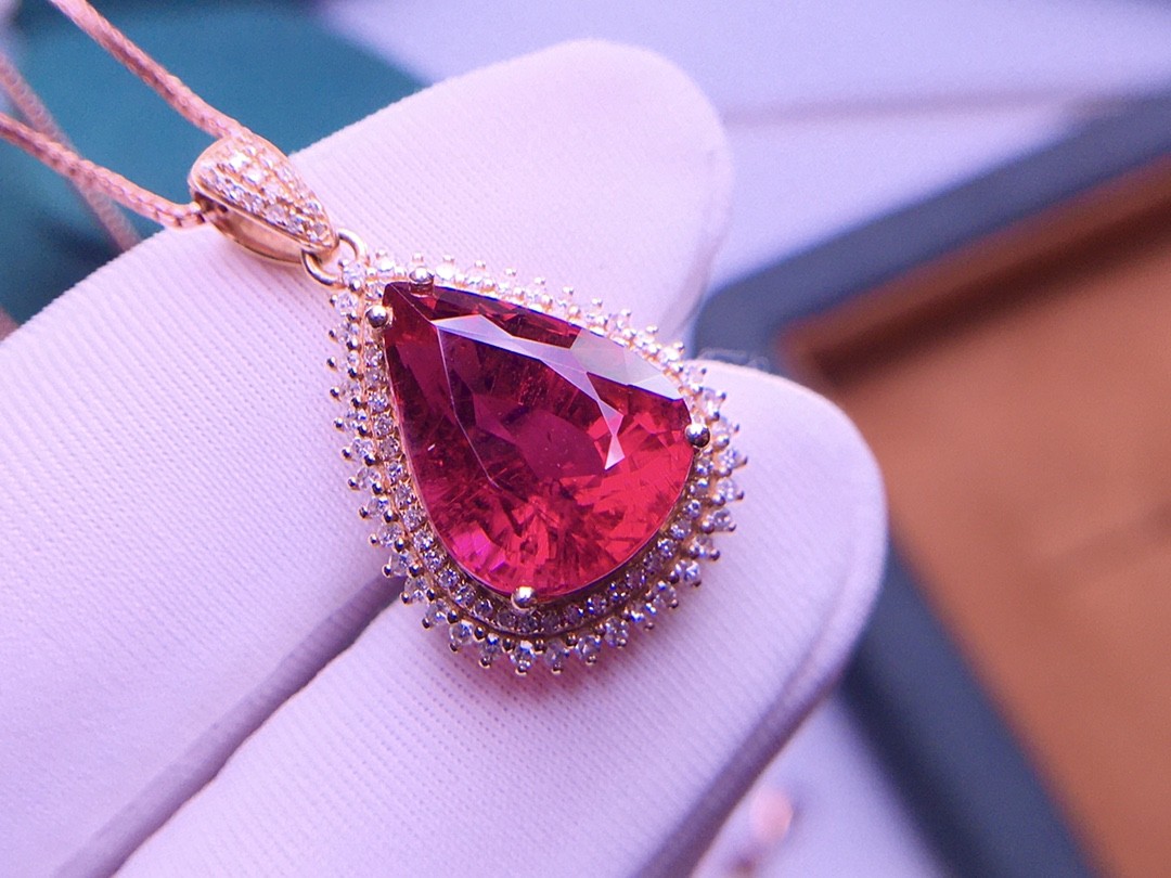 8克拉 天然鸽血红碧玺吊坠