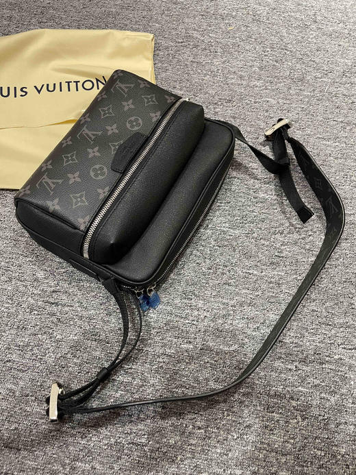 Lv男士邮差包，乱真无压力，细节自己看，老板来省钱，出入专柜无压力 商品图0