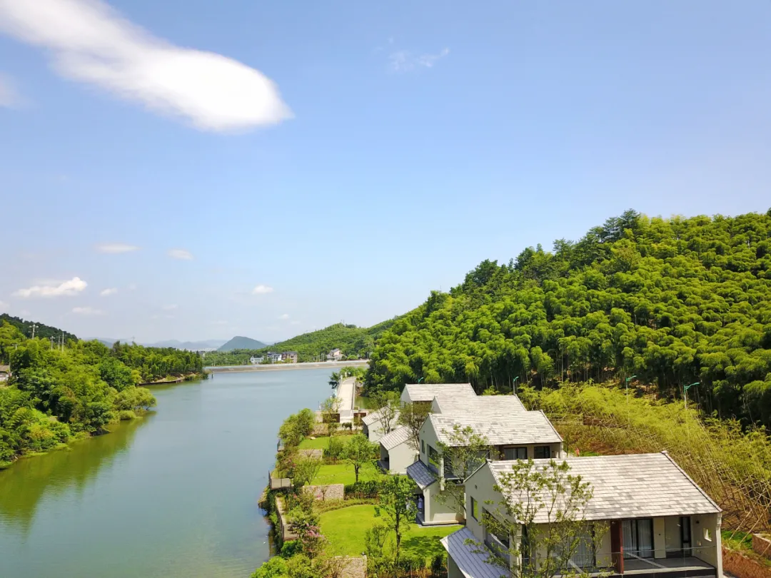 度假村 遠離人群自成天地,充滿極簡設計感的別墅群 安吉景悅水岸度假