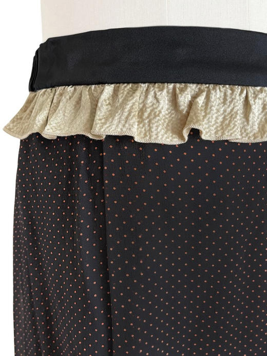 TYNVIE 木耳边拼腰不对称裙裤-黑底波点 商品图4