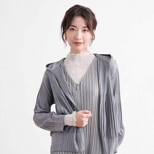 价值3000+ 蒋欣款！三宅早秋新款褶皱拉链连帽薄款防晒衣/外套 显瘦百搭 日本进口聚酯纤维 轻盈透气性好 上身舒适 带齐标签吊牌！ 商品图1
