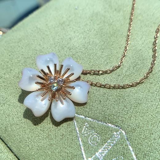 柜台售价120000 象征爱与宁静！梵克雅宝VCA圣诞玫瑰系列玫瑰花白贝母项链 蕴涵生机 圆润而通透 925银镀18k金 贝母晶莹剔透 包装全套齐全！预售 商品图2