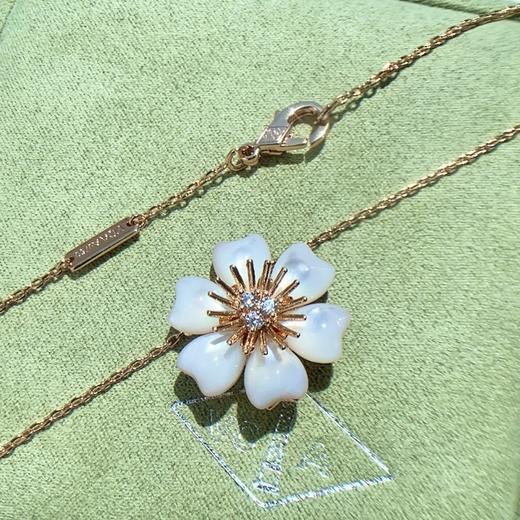 柜台售价120000 象征爱与宁静！梵克雅宝VCA圣诞玫瑰系列玫瑰花白贝母项链 蕴涵生机 圆润而通透 925银镀18k金 贝母晶莹剔透 包装全套齐全！预售 商品图5