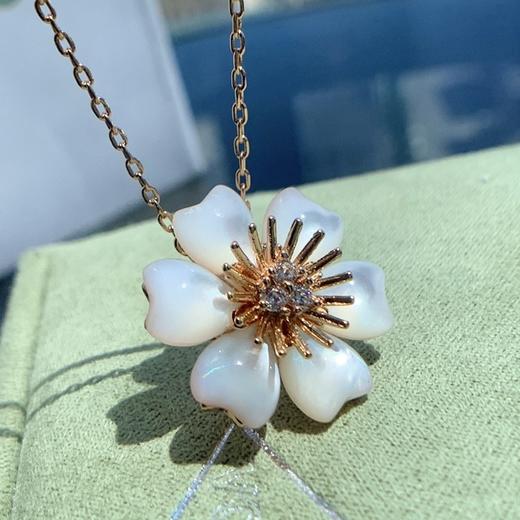 柜台售价120000 象征爱与宁静！梵克雅宝VCA圣诞玫瑰系列玫瑰花白贝母项链 蕴涵生机 圆润而通透 925银镀18k金 贝母晶莹剔透 包装全套齐全！预售 商品图3