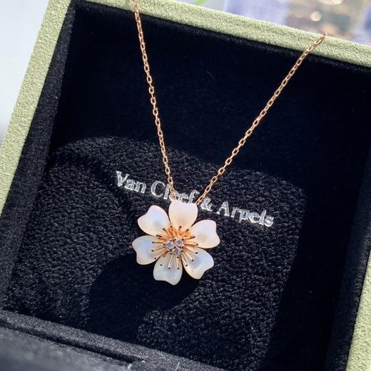 柜台售价120000 象征爱与宁静！梵克雅宝VCA圣诞玫瑰系列玫瑰花白贝母项链 蕴涵生机 圆润而通透 925银镀18k金 贝母晶莹剔透 包装全套齐全！预售 商品图0