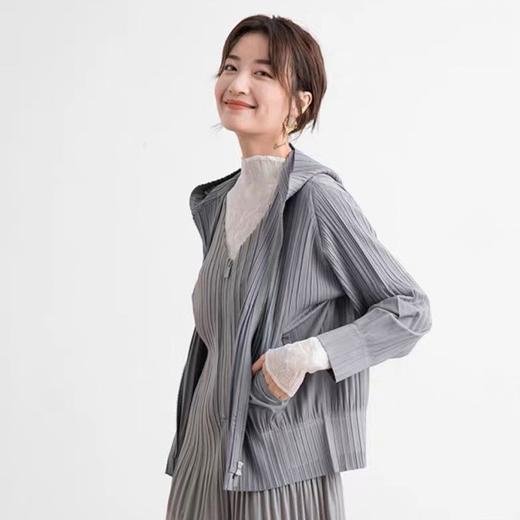 价值3000+ 蒋欣款！三宅早秋新款褶皱拉链连帽薄款防晒衣/外套 显瘦百搭 日本进口聚酯纤维 轻盈透气性好 上身舒适 带齐标签吊牌！ 商品图7