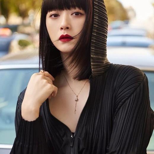 价值3000+ 蒋欣款！三宅早秋新款褶皱拉链连帽薄款防晒衣/外套 显瘦百搭 日本进口聚酯纤维 轻盈透气性好 上身舒适 带齐标签吊牌！ 商品图0